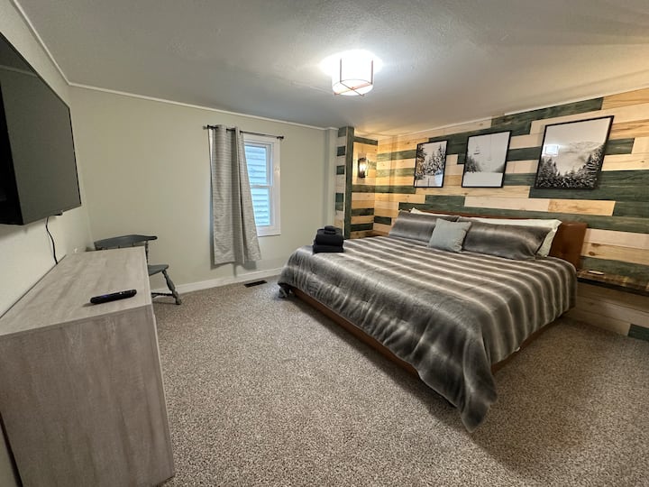 Спална соба со брачен кревет (широк 180-220 см)