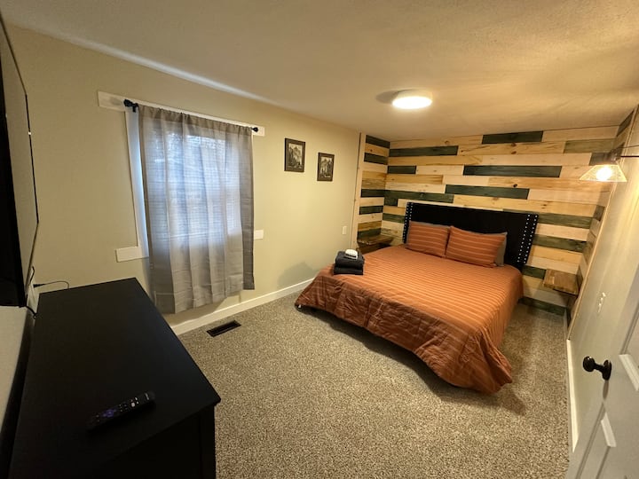 Брачна спална соба на долниот кат со паметен телевизор