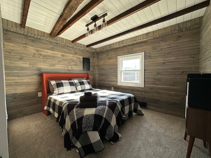 Надворешна спална соба со брачен кревет (широк 150-179 см)