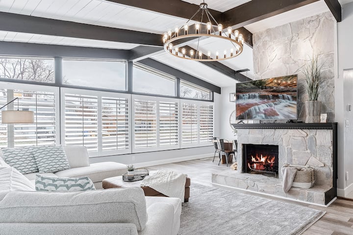 Hot Tub ~ Theater ~ Fire Pit ~ Skiing