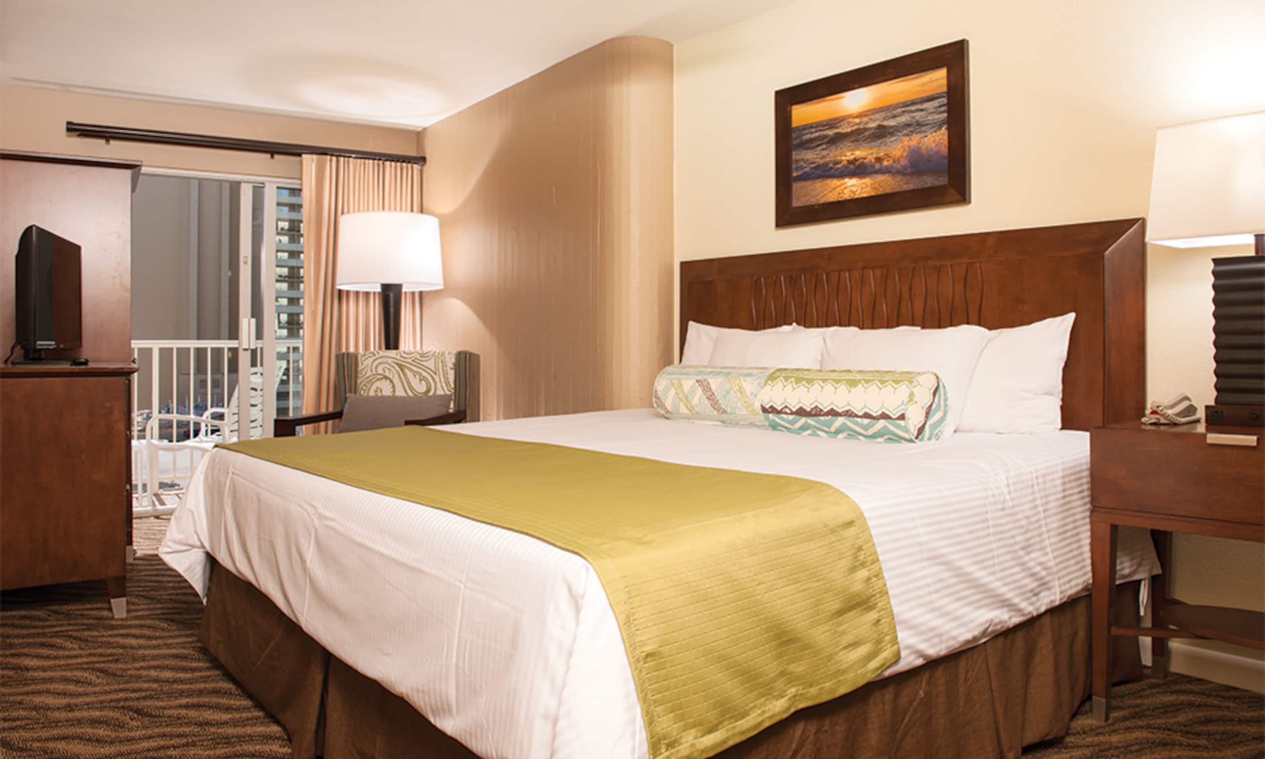 Hotel in Honolulu · ★4.8 · 2 bedrooms · 4 beds · 2 private baths - Image 2