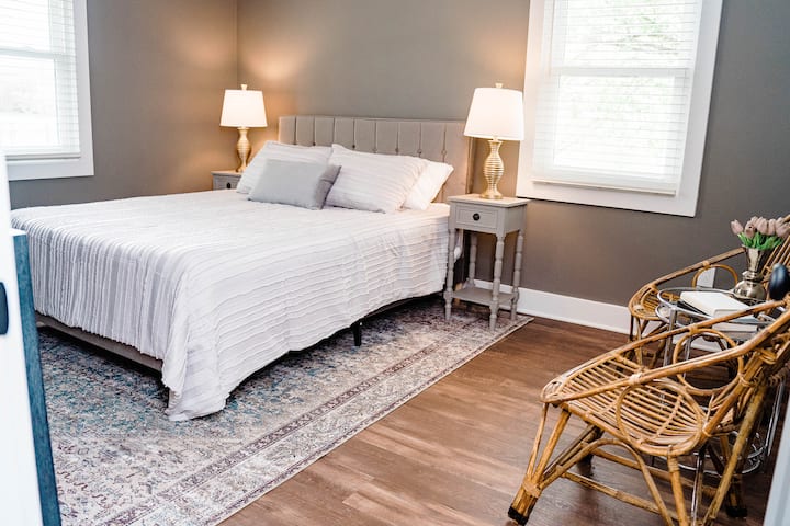 Bedroom 2 - Queen Bed