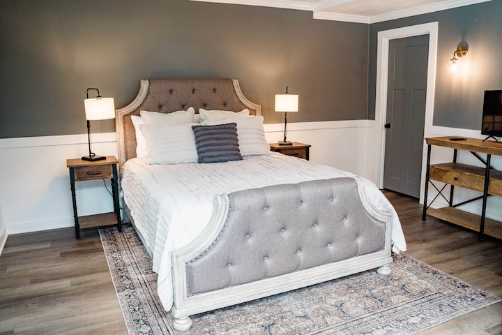 Bedroom 4 (downstairs) - Queen Bed