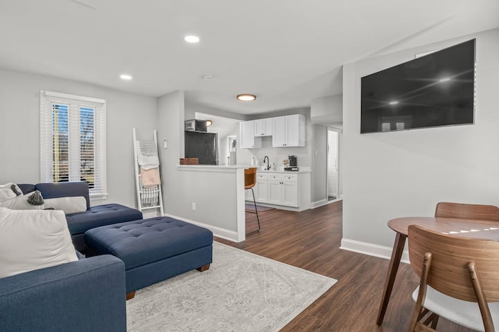 لا يتوقف المرح أبدًا في منطقة المعيشة ذات التصميم المفتوح.