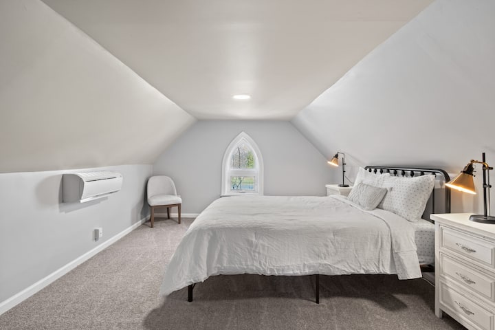 تعال إلى الطابق العلوي لاكتشاف غرفة نوم مريحة أخرى بسرير بحجم كبير.