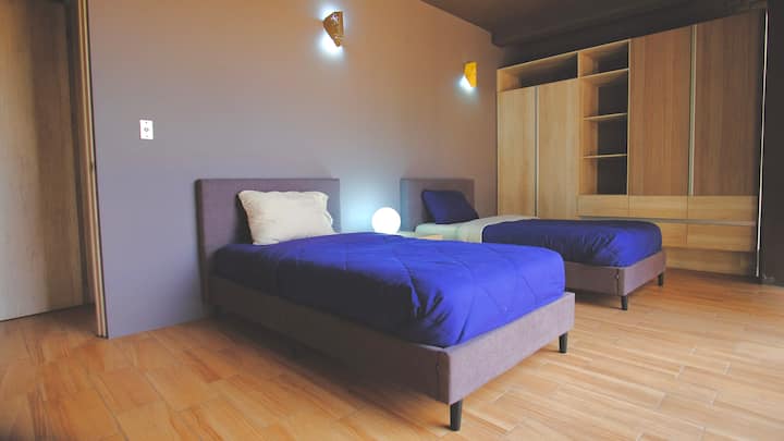 Dhoma e dytë e gjumit /Dhoma e gjumit dytësore
2 krevate tek