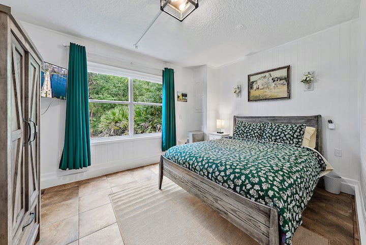 Bedroom #4
Queen bedroom located in mother-in-law suite. Portable AC for independent temperature control. Wall-Mounted TV. 