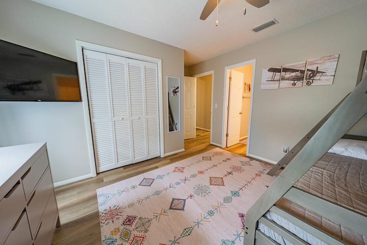 43" Smart Roku TV მზადაა სტუმრებისთვის სასიამოვნოდ გასართობად. 6 ‑ უჯრიანი კომოდი და დიდი კარადა საკმარისი სივრცეა თქვენი ყველა ნივთისთვის. 
