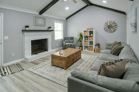 3 BD/2 BA Home w/ Ping-Pong, Arcade, 2 Din Rooms