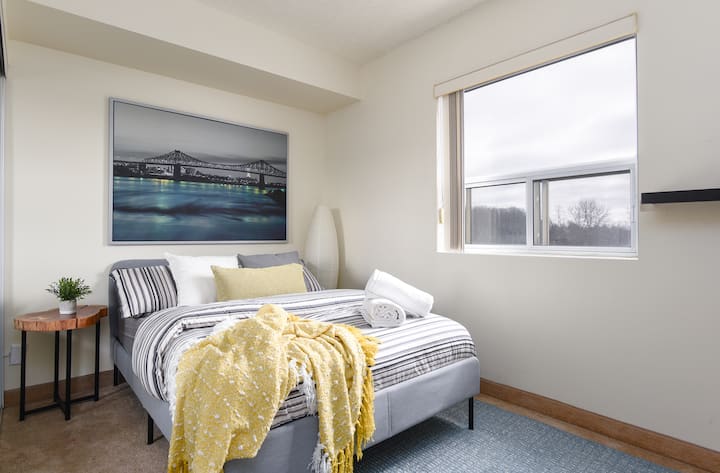 Furahia usingizi mzuri wa usiku kwenye kitanda kizuri cha watu wawili.