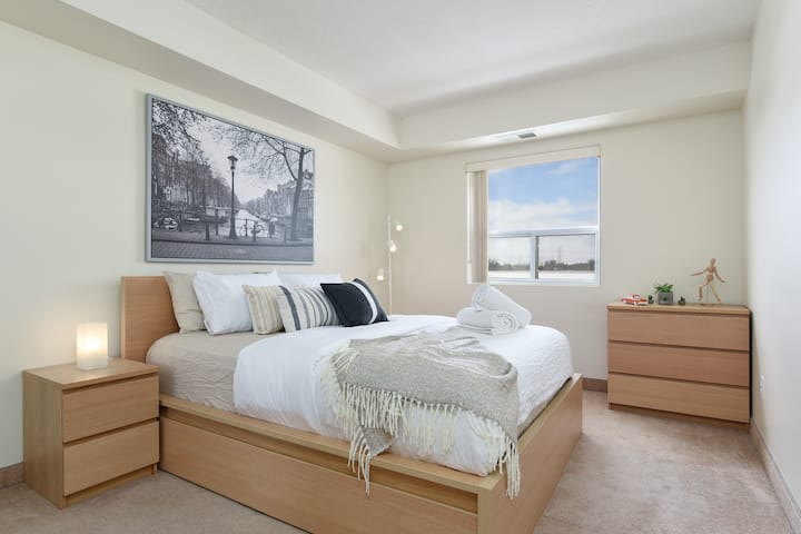 Furahia usingizi mzuri wa usiku kwenye kitanda kizuri cha malkia.