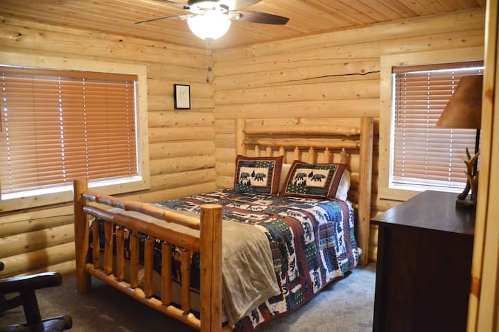 ห้องนอนชั้นล่างห้องที่ 2