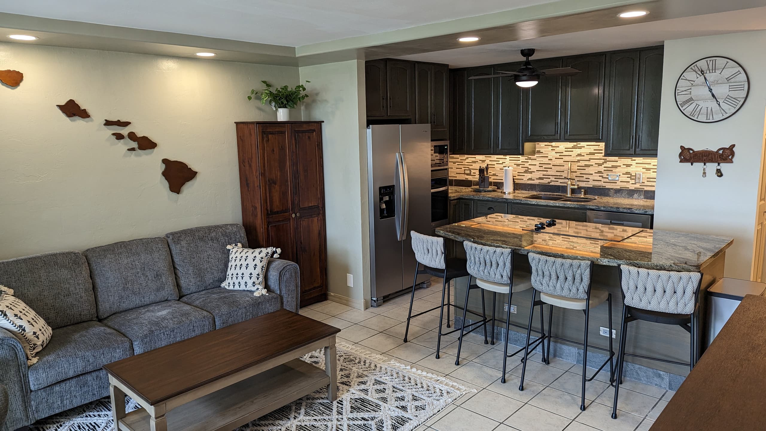 Centrally Located Downtown Kona Condo - Image 1