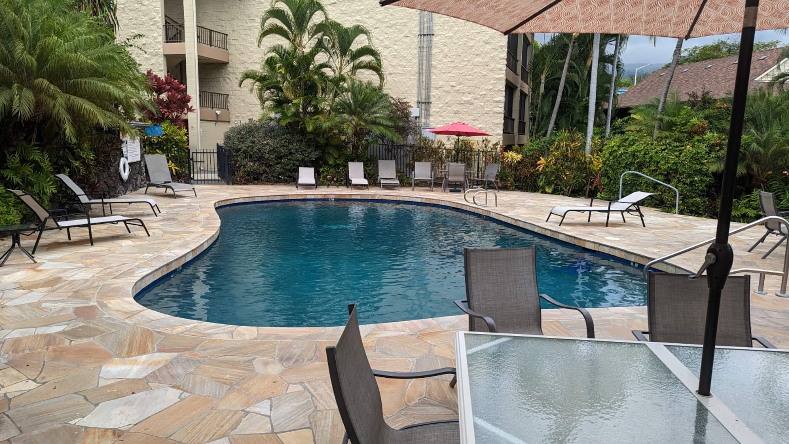 Centrally Located Downtown Kona Condo - Image 20