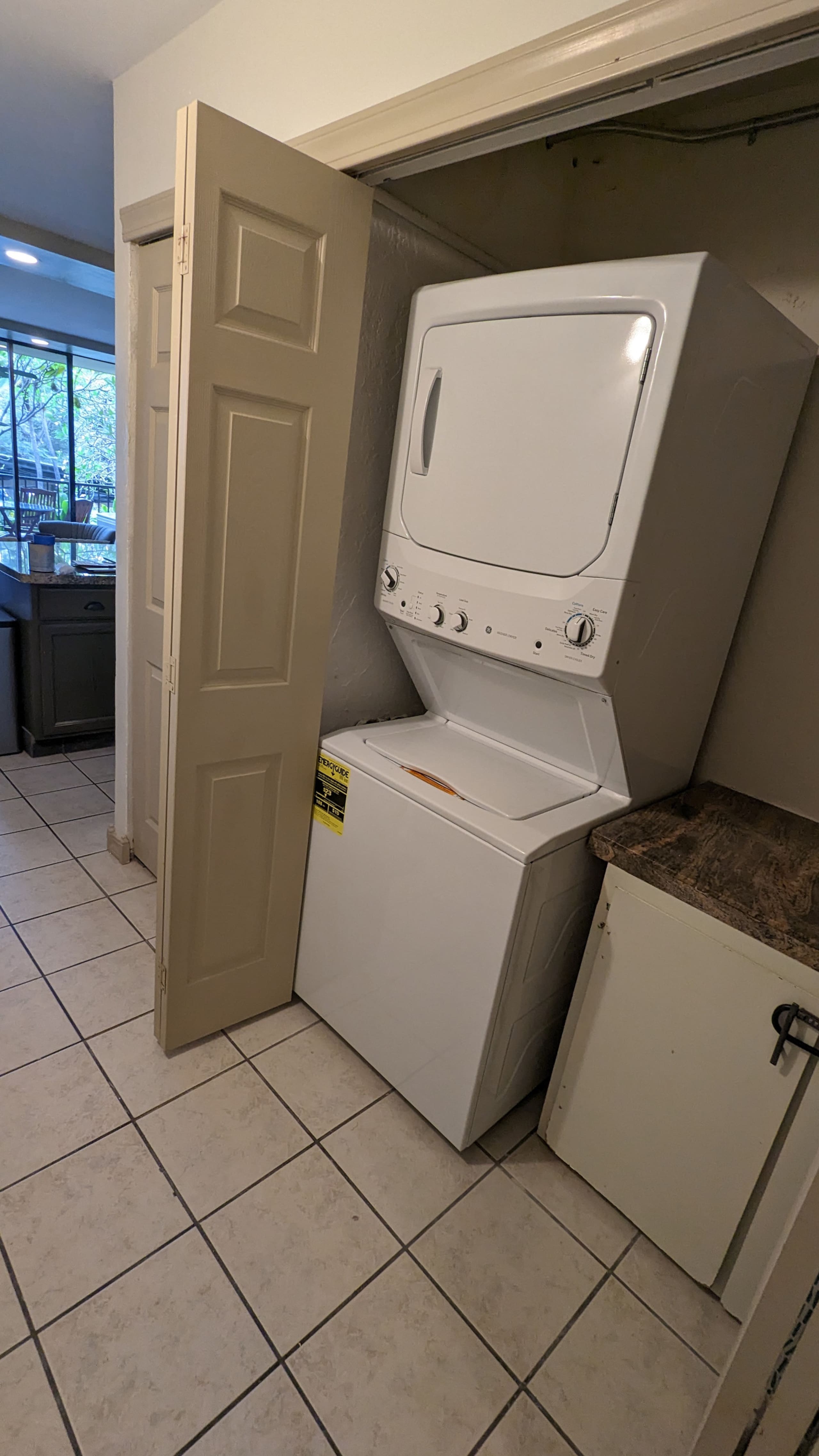 Centrally Located Downtown Kona Condo - Image 17