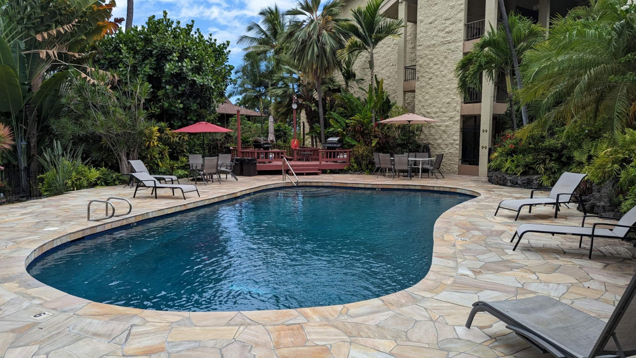 Centrally Located Downtown Kona Condo - Image 19