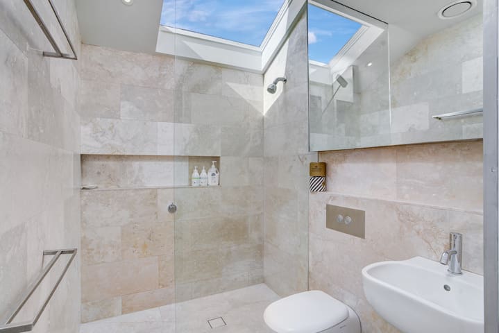 Exclusive Location 3bed 2 story gallery image 4