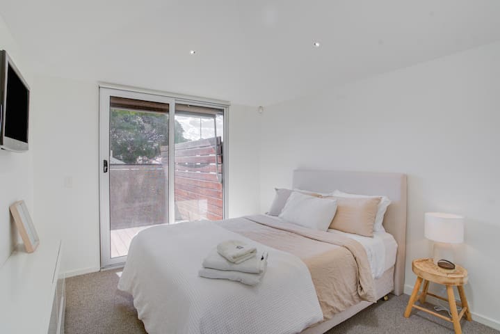 Exclusive Location 3bed 2 story gallery image 2