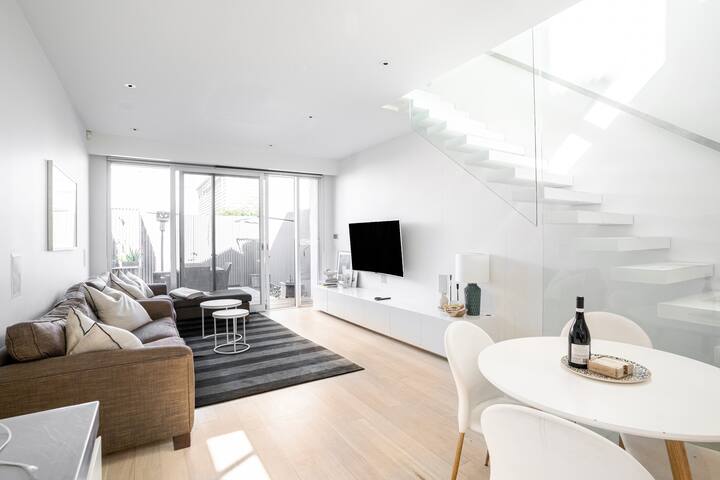 Exclusive Location 3bed 2 story