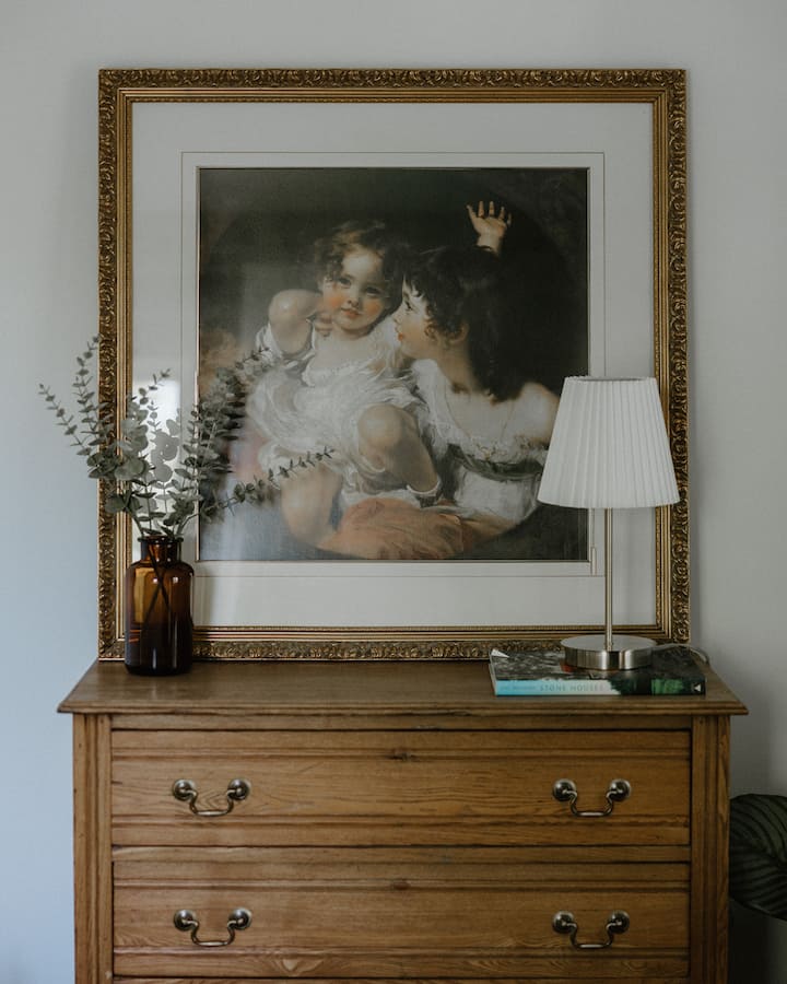 Характеризира се с отличителна винтидж естетика, този декор е украсен с антични мебели и с уникален произход.