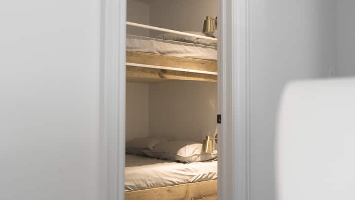 Идеална за деца, четвъртата спалня има двойни двуетажни легла.