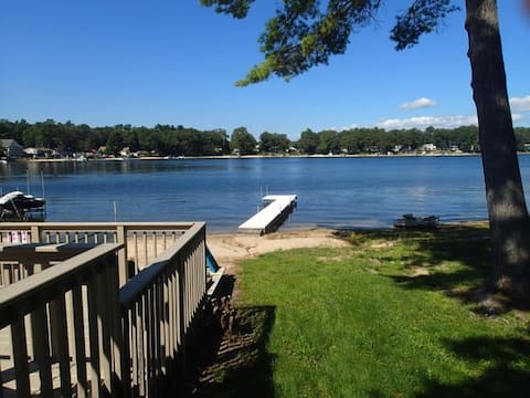 Middle Lake Retreat with Private Beach/2 King Beds