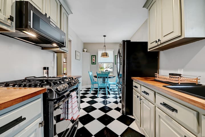 Fabulous & Spacious Downtown, UT Austin Bungalow!