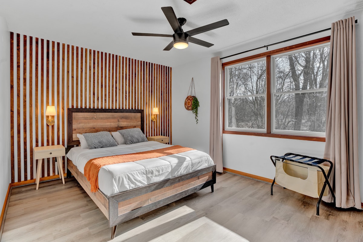 第二间卧室可俯瞰风景，配有标准双人床和记忆泡沫床垫。