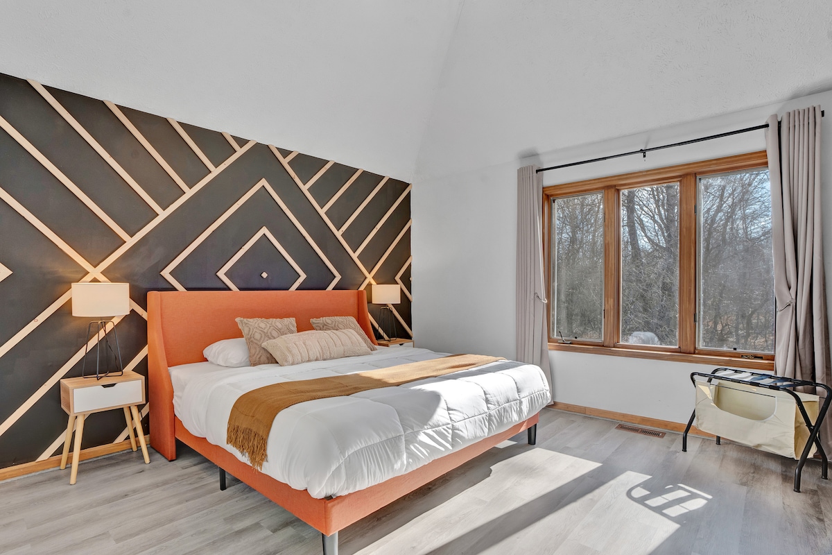 主卧室配备特大双人床、记忆海绵床垫和套内卫生间，可俯瞰风景。