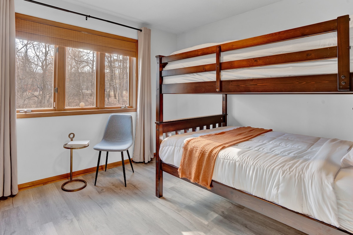 第三间卧室可俯瞰风景，配有2张全尺寸双层床（ 4张双层床） ，配备USB端口和记忆泡沫床垫。