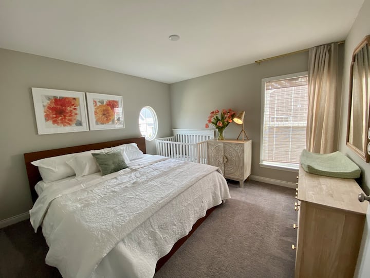 Camera da letto di livello 4 con letto king-size, culla e fasciatoio 