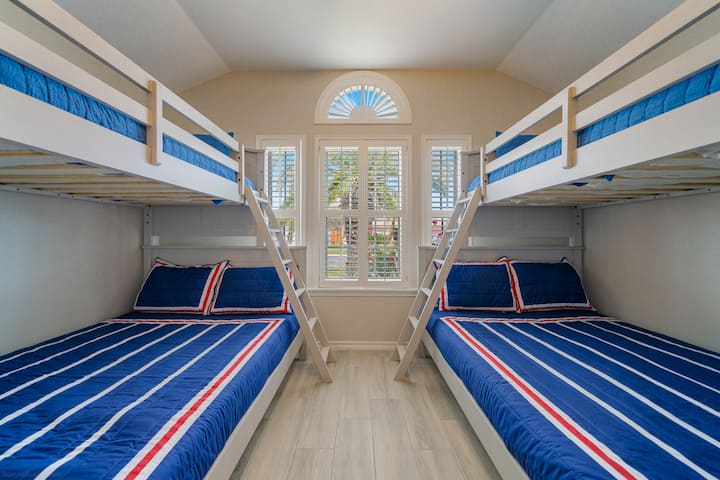 ห้องสองชั้นน่ารักสุดๆพร้อมเตียงเต็มสองเตียงและเตียงแฝดสองเตียง