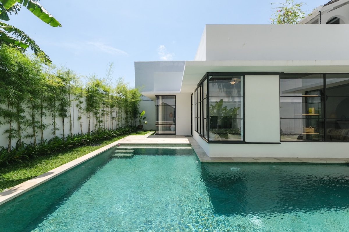 Villa in Canggu · ★4.79 · 4 bedrooms · 5 beds · 3 private baths รายการ Airbnb เปรียบเทียบ