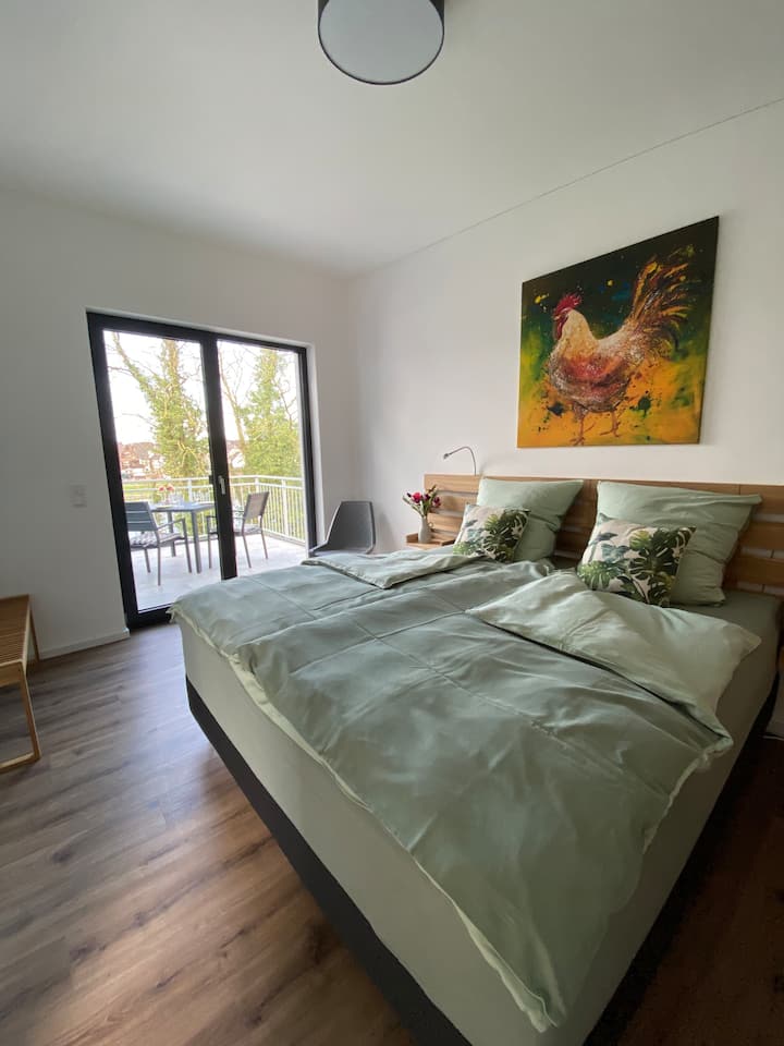 Das Schlafzimmer mit Bockspringbett und Zugang zum Westbalkon.