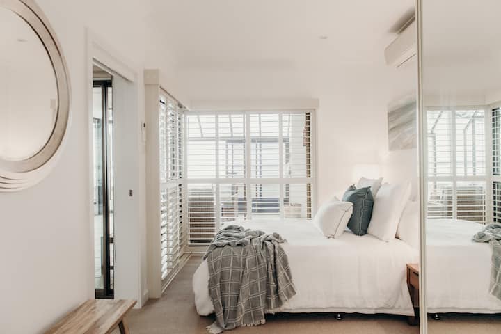 Ground floor Queen Bedroom with Ensuite.