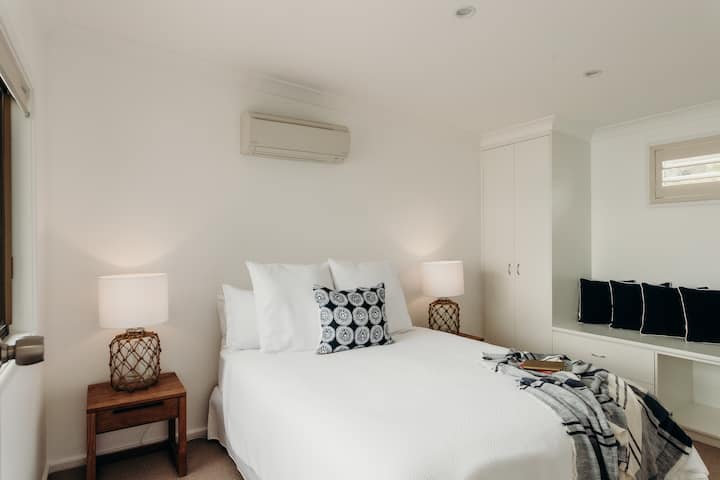 Top floor Queen Bed with Bay Views.