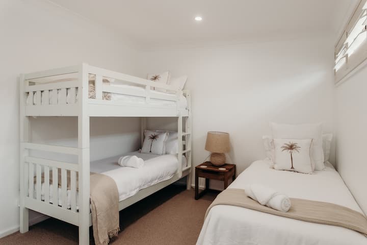 Top floor Bunk Room with Single Bed.