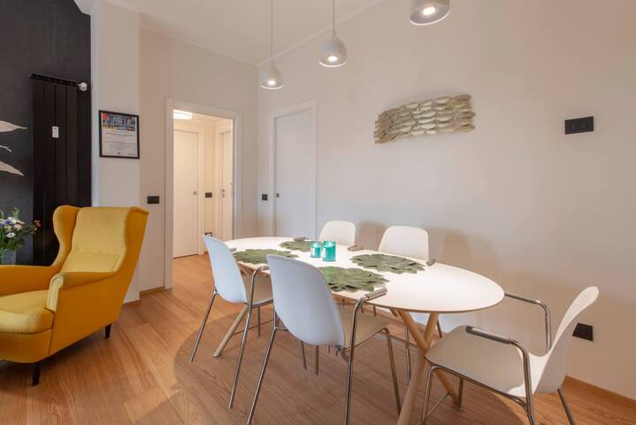 Brera Skyline! 4 person apartment 6th floor gallery image 2