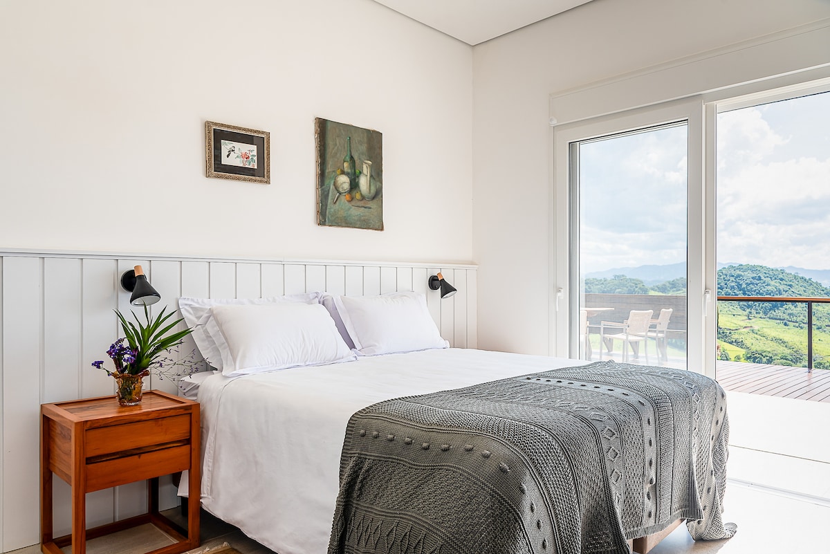 Აპარტამენტი 3 - ხედი მთებზე, ზეთისხილის ჭალებსა და გორაკებზე, დედოფლის ზომის საწოლი, 25 მ2 სუფთა კომფორტი. Აბაზანის, უნიტაზისა და ნიჟარის სამუშაო ზედაპირები და სარკეები ცალკე ოთახებში უზრუნველყოფს იდეალურ ჰიგიენას, კეთილდღეობასა და განმარტოებას.