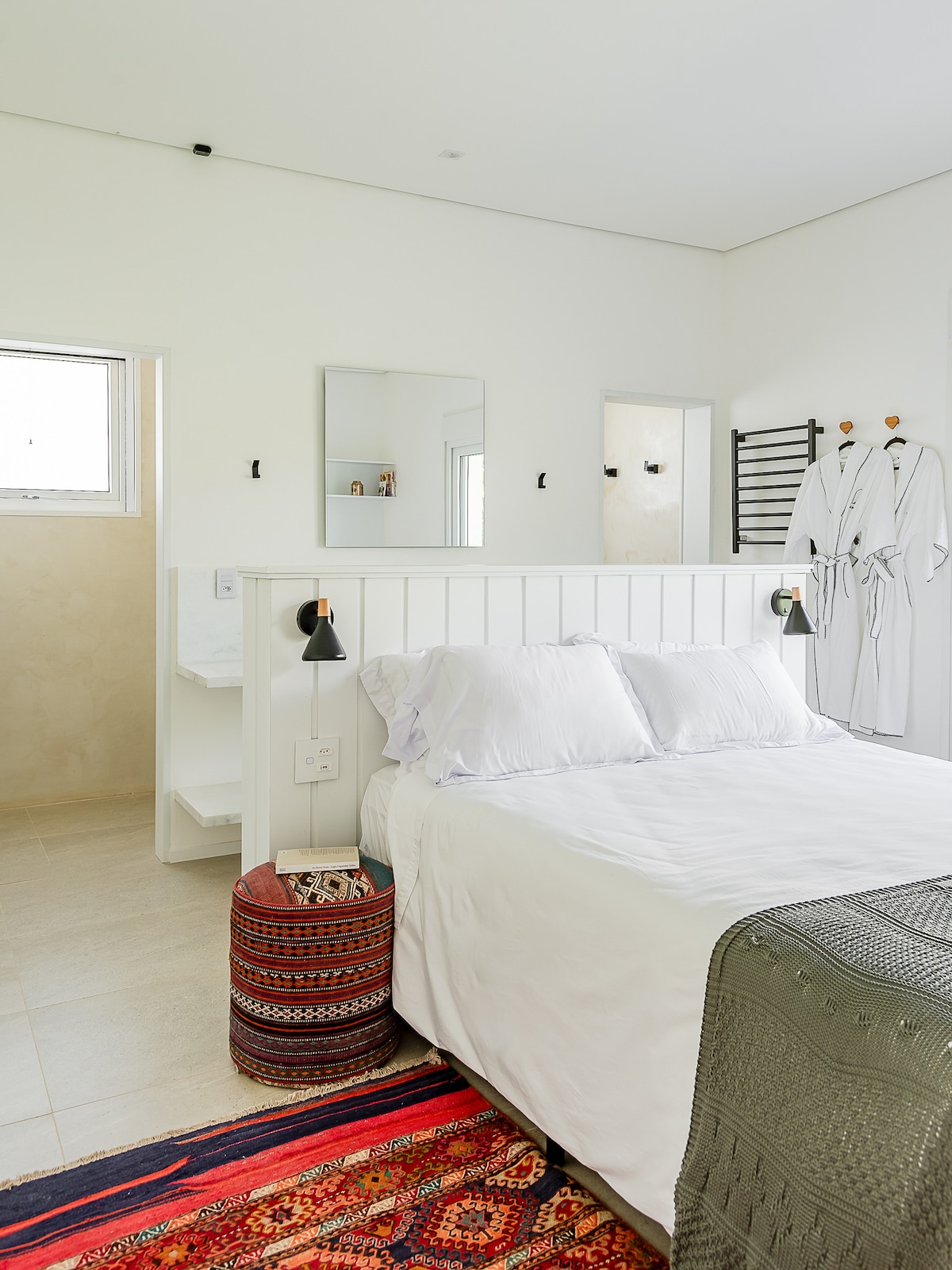 Აპარტამენტი 2 - გადაჰყურებს ბაღს, დედოფლის ზომის საწოლს, არის 30 მ2 სიმყუდროვე და ექსტრემალური კომფორტი.