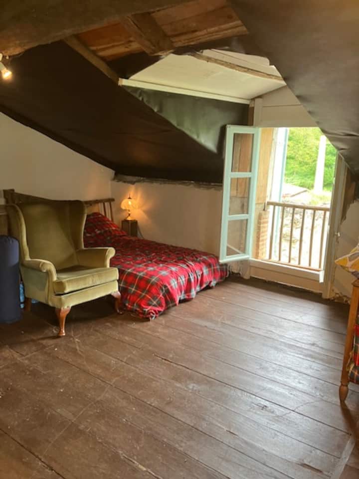 מיטת יום בחדר יוגה 5