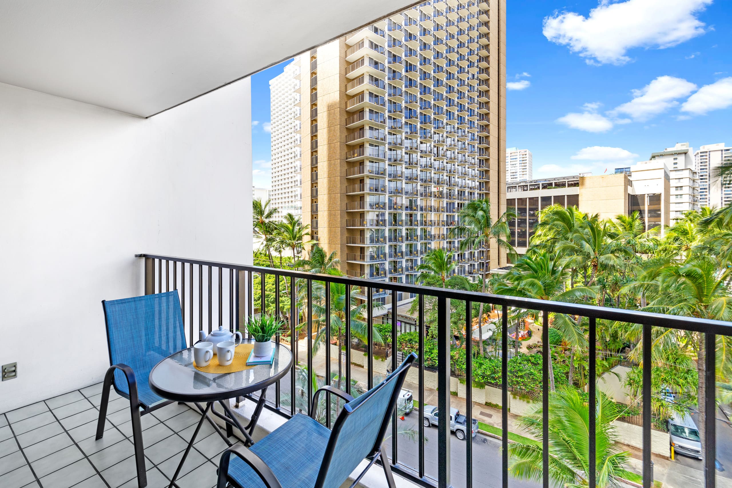 Waikiki Banyan stay w/ pool, hot tub & sauna - Image 22
