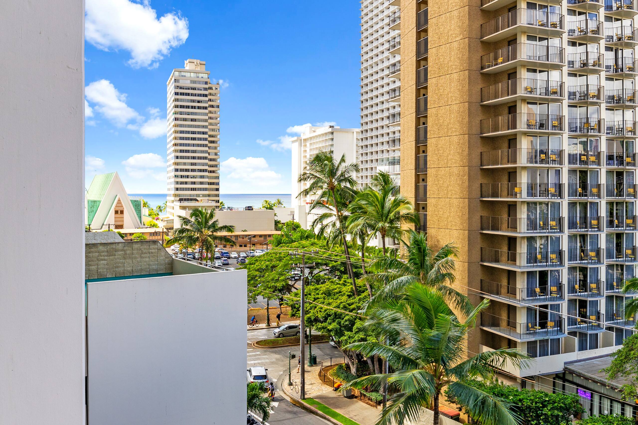 Waikiki Banyan stay w/ pool, hot tub & sauna - Image 23