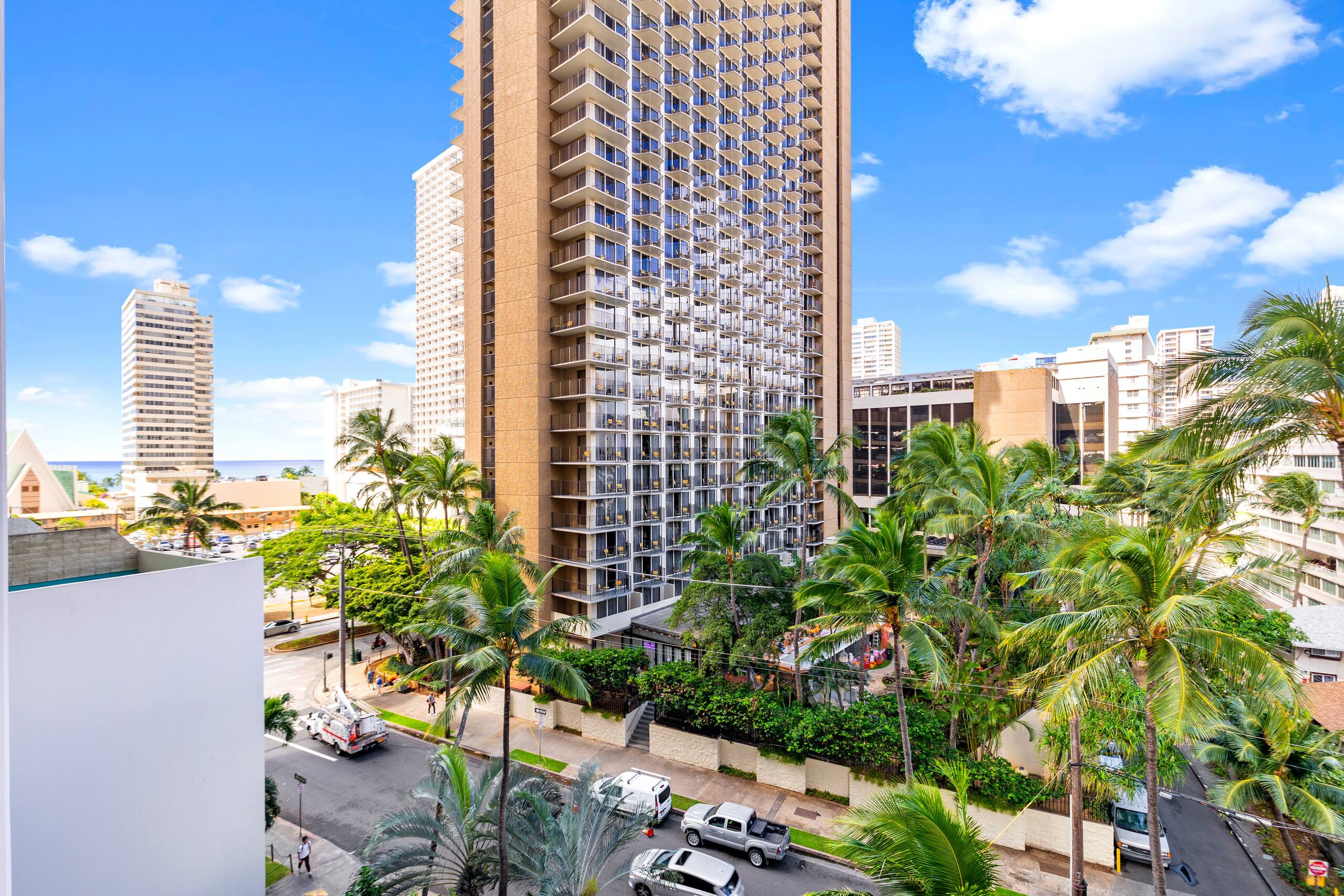 Waikiki Banyan stay w/ pool, hot tub & sauna - Image 26