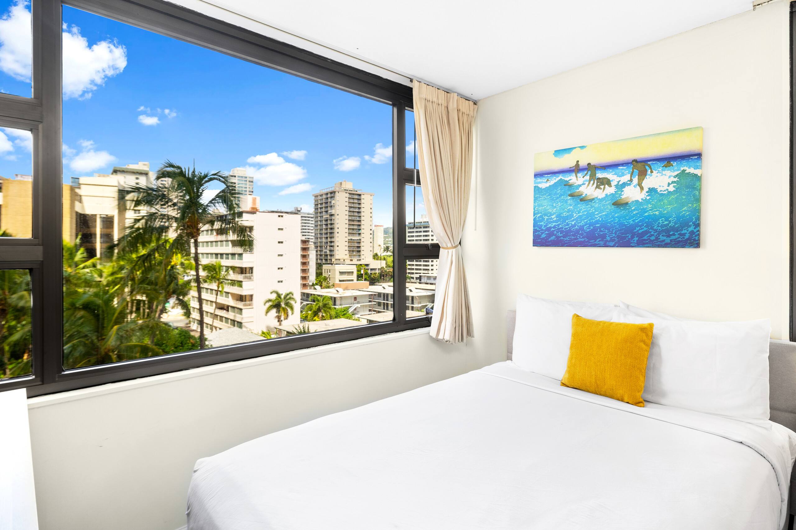 Waikiki Banyan stay w/ pool, hot tub & sauna - Image 15