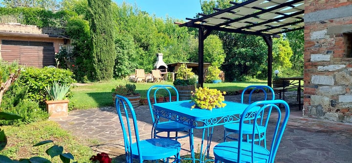 Guesthost - Lovely Cottage With Garden & Parking!