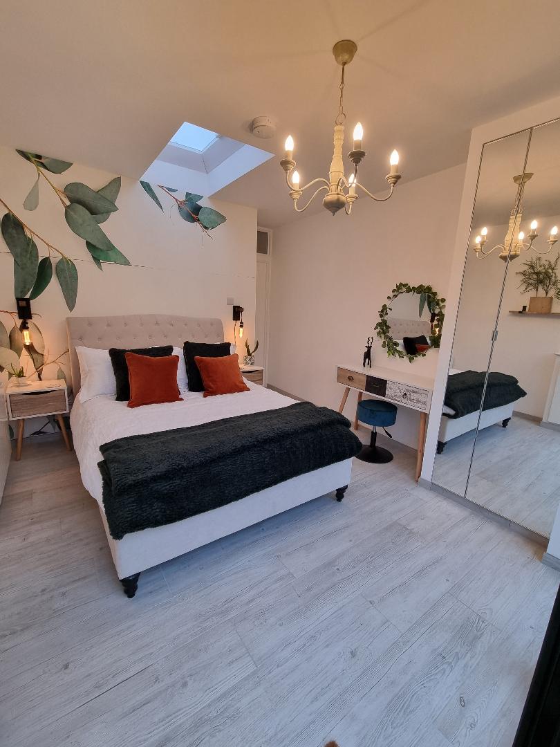 Სად დაიძინებთ. 
Ორადგილიანი საწოლი სტუმრებმა აღწერეს, როგორც „ზეფირი“, რაც ძალიან კომფორტულია.
Საძინებელი ღიაა მოსასვენებელი კარებით და სახურავის ფარნით. 