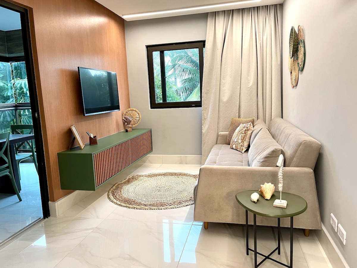 Sala de estar con aire acondicionado
iluminación moderna, televisor inteligente y sofá cama. 