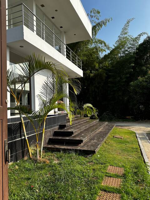 Hermosa Casa en la Montaña en Cali