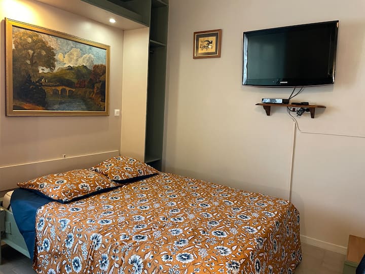 U prostoru za spavanje imate krevet od 140 cm za dvije osobe. Možete ga, prema vlastitom nahođenju, pustiti da ga spusti tijekom dana ili da ponovno ustane.
Televizor je na okretnoj ruci i ima TNT kanale. 